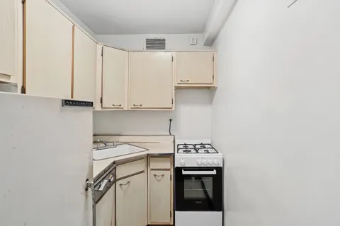 $495,000 | 330 East 49th Street, Unit 7M | Midtown East