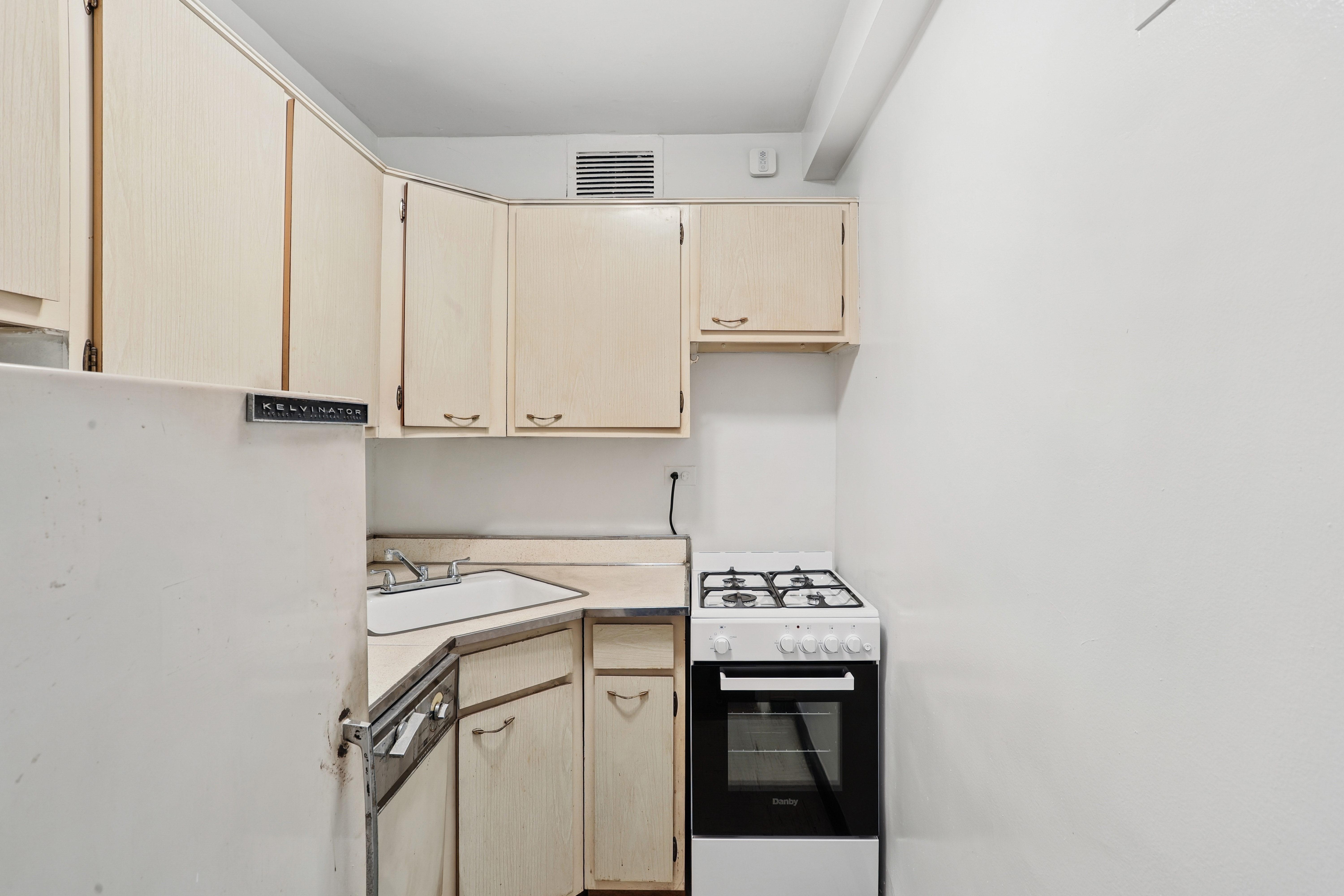 330 East 49th Street, Unit 7M Manhattan, NY 10017 - Photo 10 of 14