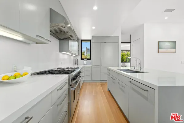 $4,100,000 | 3218 Maplewood Avenue, Los Angeles, CA 90066