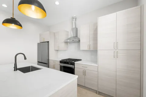 $3,800 | 1327 West Taylor Street, Unit 2W, Chicago, IL 60607