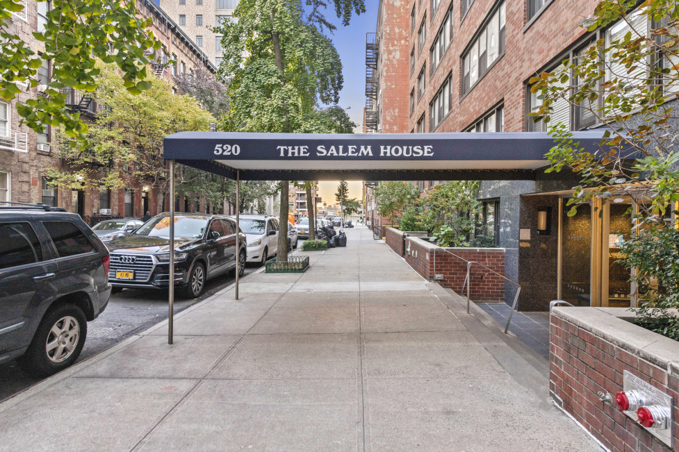 520 East 81st Street, Unit 14C Manhattan, NY 10028 - Photo 12 of 13 a view of a patio with a table and chairs under an umbrella with a large tree