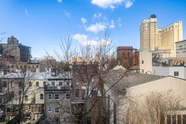 $765,000 | 21 Monroe Place, Unit 5R | Brooklyn Heights