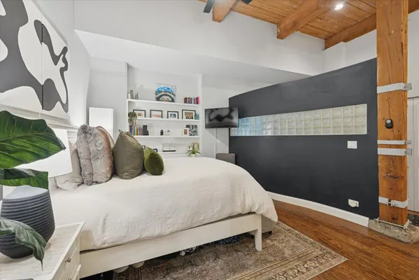 $395,000 | 2804 North Lakewood Avenue, Unit 103, Chicago, IL 60657