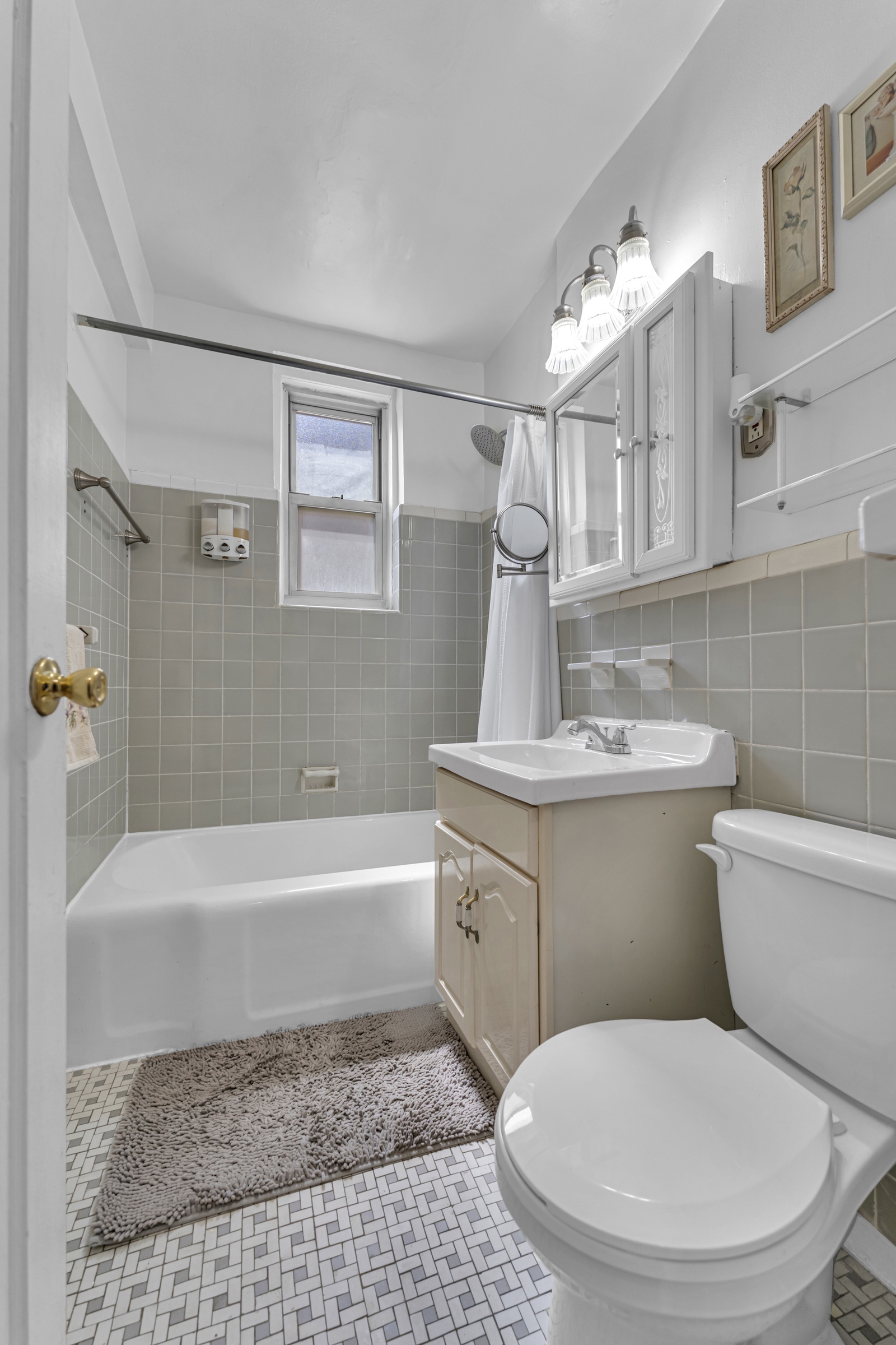 5614 Netherland Avenue, Unit 3E Bronx, NY 10471 - Photo 9 of 13 a bathroom with a toilet a sink and bathtub