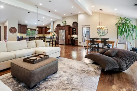 $1,098,000 | 8 Melony Avenue, Plainview, NY 11803