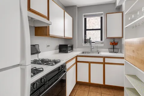 $840,000 | 160 West 85th Street, Unit 2J | Upper West Side