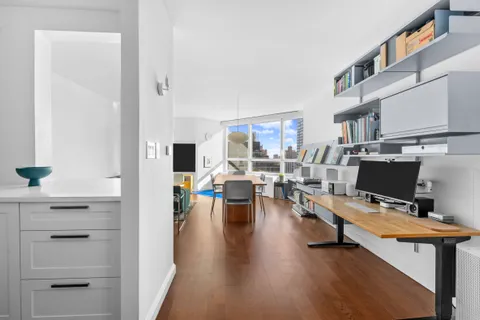 $1,350,000 | 200 East 94th Street, Unit 2911 | Upper East Side