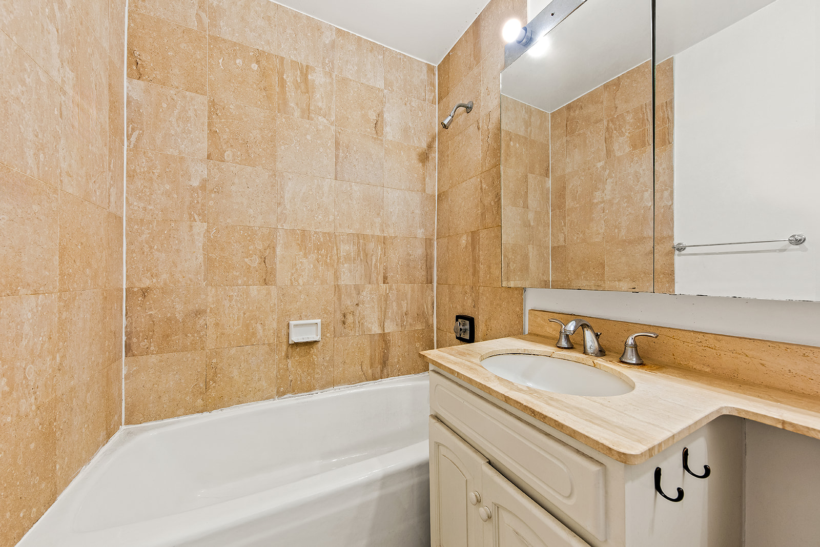 145 East 48th Street, Unit 14B Manhattan, NY 10017 - Photo 8 of 11