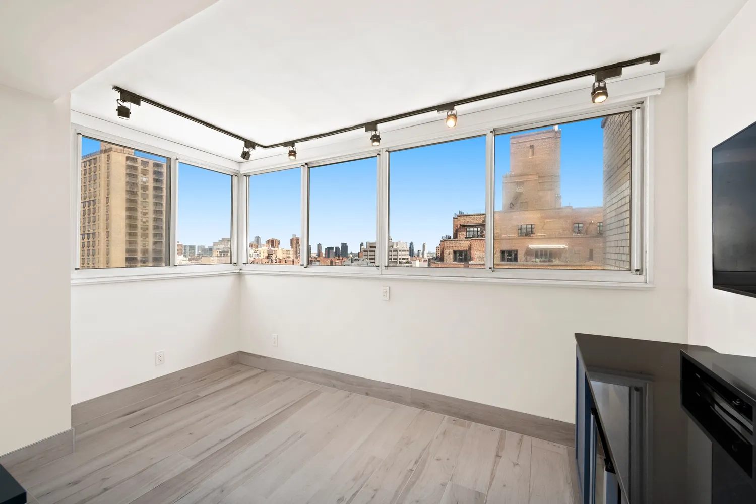 $1,995,000 | 142 East 16th Street, Unit 22B | Gramercy