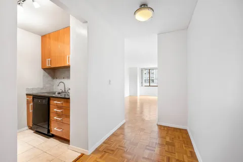 $3,690 | 350 West 50th Street, Unit 5M | Hell's Kitchen