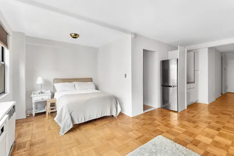 $499,000 | 241 East 76th Street, Unit 6B | Lenox Hill