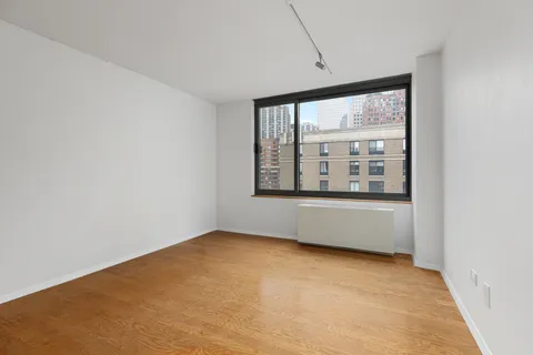 $550,000 | 2 South End Avenue, Unit 8E | Battery Park City