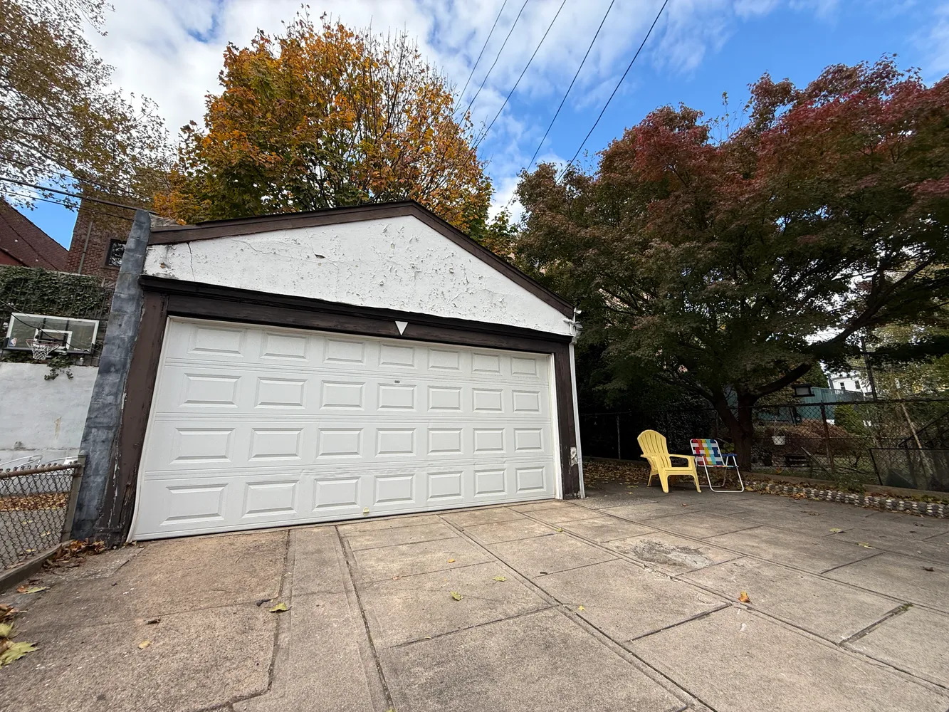 a view of the outdoor space and garage
