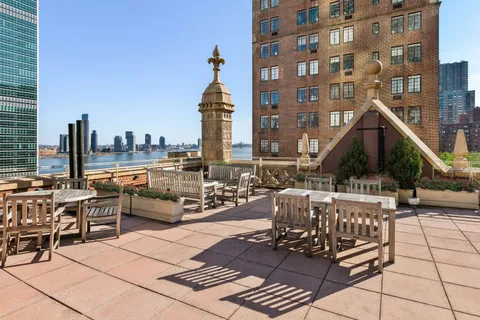 $425,000 | 333 East 43rd Street, Unit 909 | Midtown East