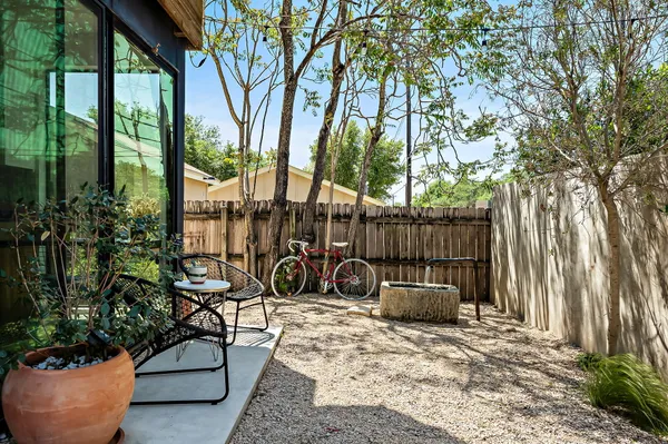 a view of a backyard