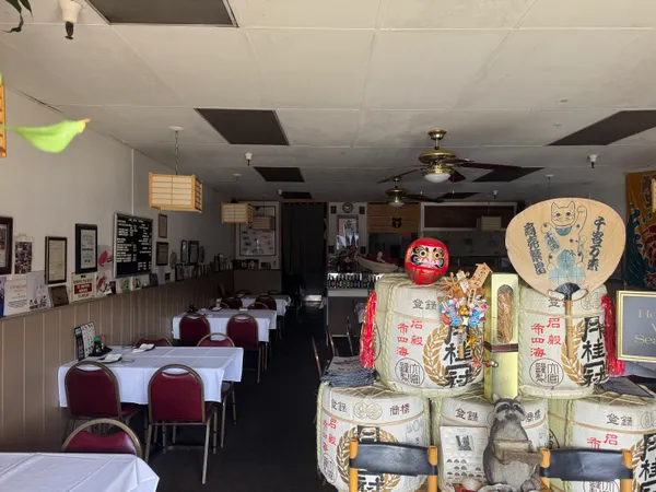 a picture of a book shelf