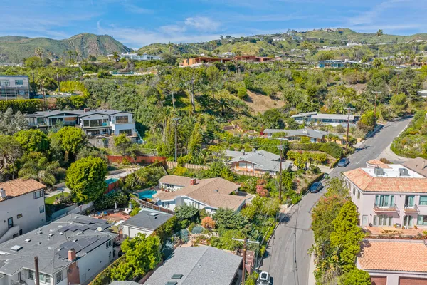 $2,399,000 | 913 Chattanooga Avenue, Pacific Palisades, CA 90272