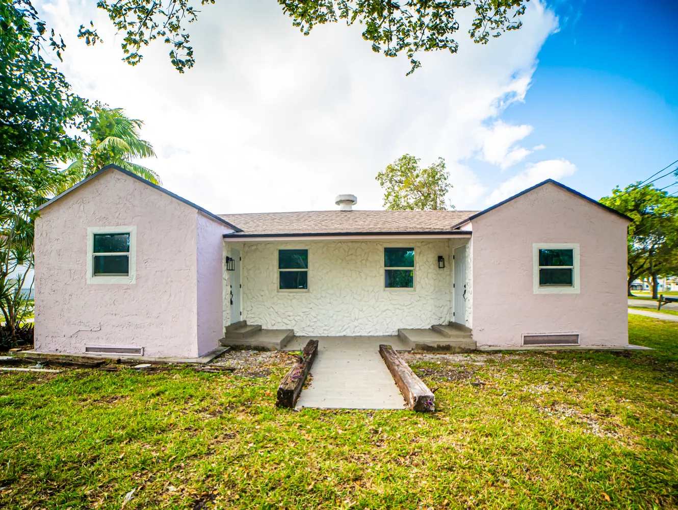 a view of a house with a yard