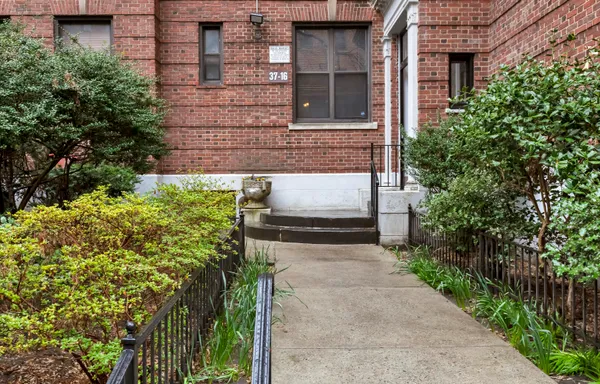 a view of a pathway along the building