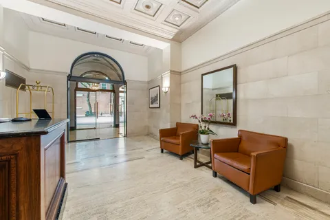 a picture of a very nice looking building