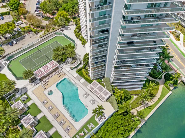 $3,900,000 | 10 Venetian Way, Unit 804, Miami Beach, FL 33139