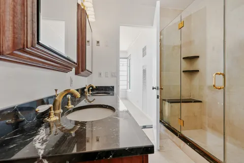 $2,475,000 | 200 East 69th Street, Unit 29B | Lenox Hill