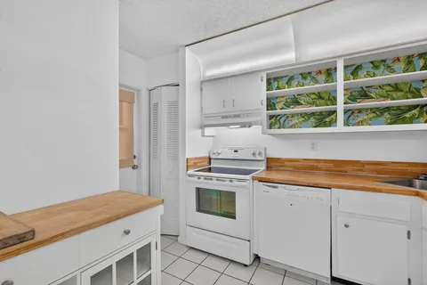 $225,000 | 4501 Northeast 21st Avenue, Unit 208, Fort Lauderdale, FL 33308