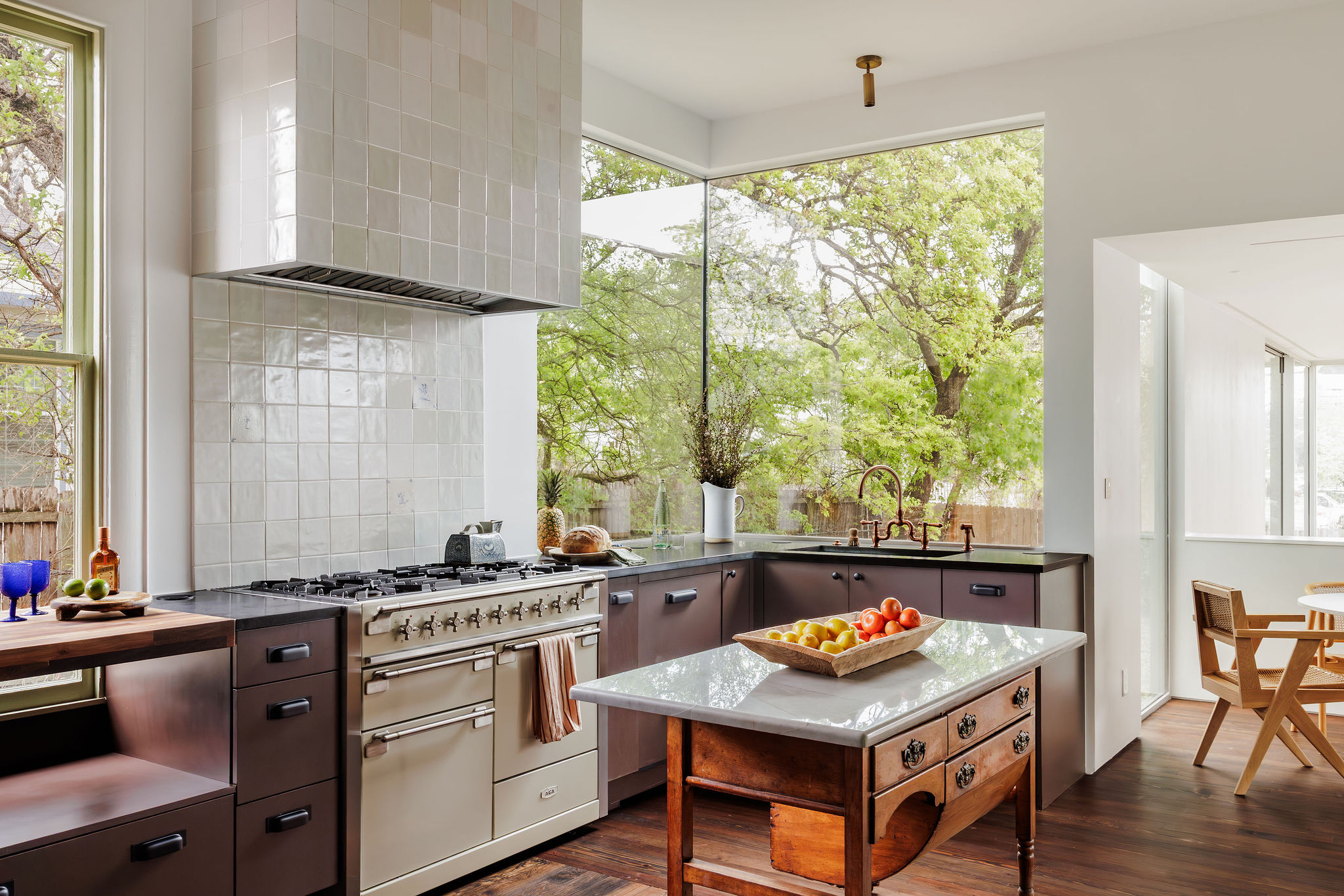 606 West 35th Street Austin, TX 78705 - Photo 12 of 37 a kitchen with a stove a sink and a refrigerator