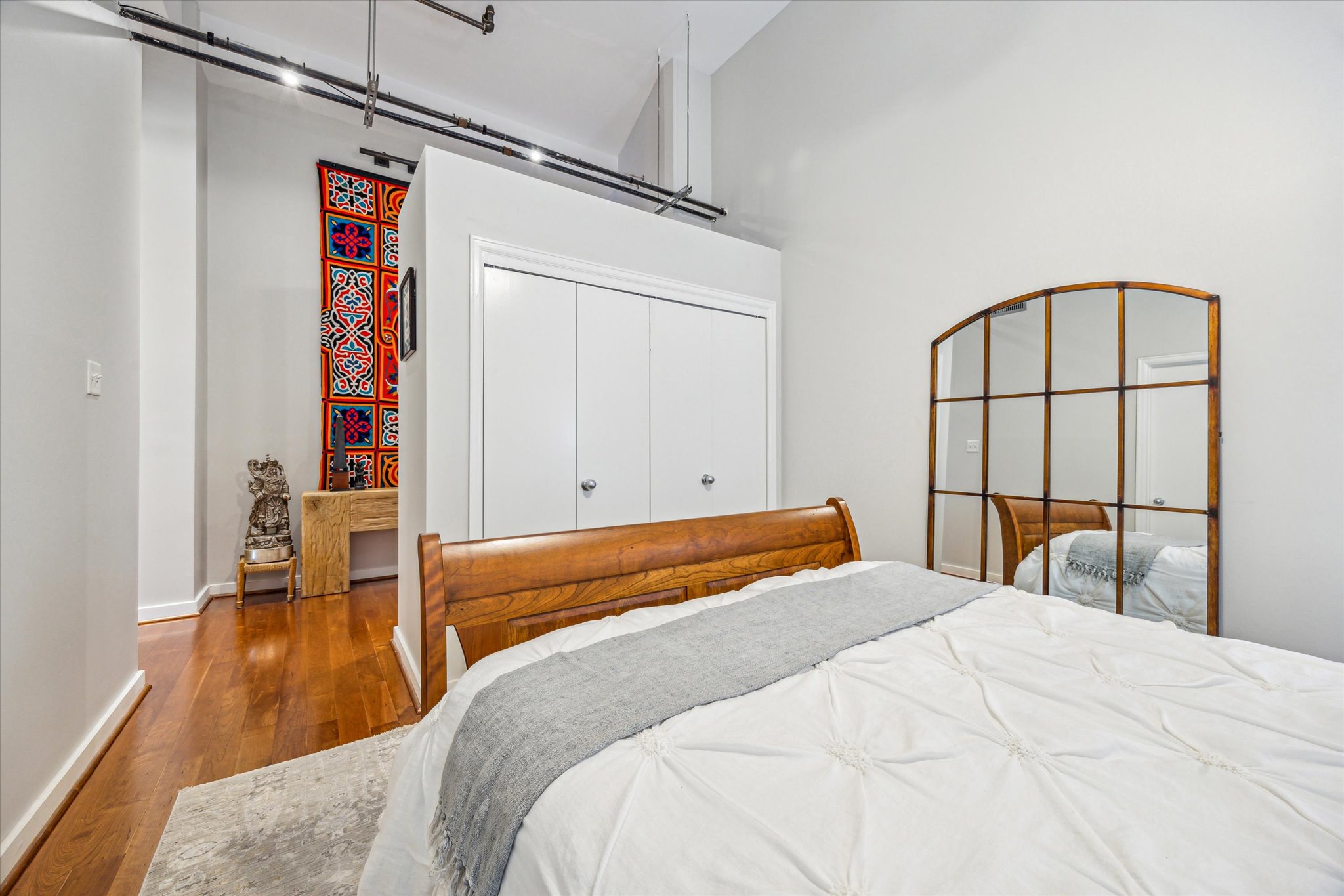 915 Franklin Street, Unit 2L 2L Houston, TX 77002 - Photo 6 of 11 a bedroom with a bed and a large window