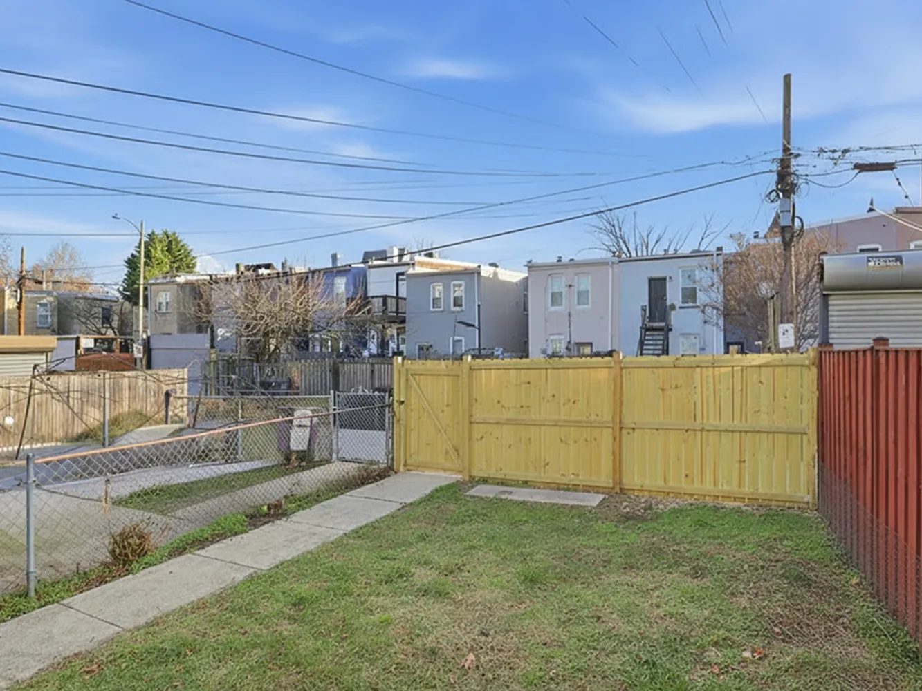 a view of a backyard