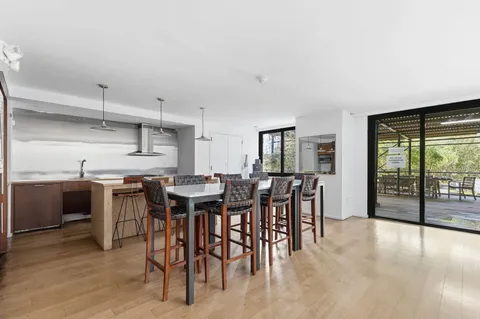 $995,000 | 515 East 72nd Street, Unit 11N | Lenox Hill