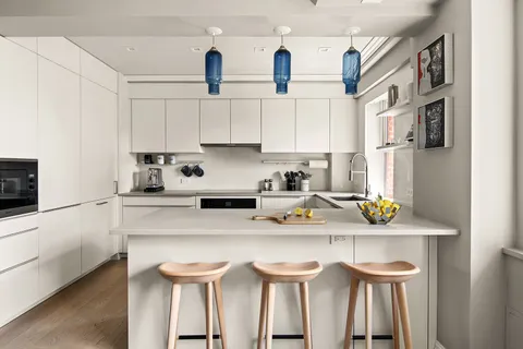 $3,895,000 | 165 East 72nd Street, Unit 19L | Lenox Hill