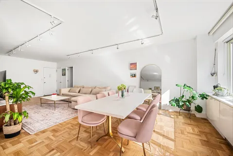 $1,195,000 | 166 East 63rd Street, Unit 7A | Lenox Hill