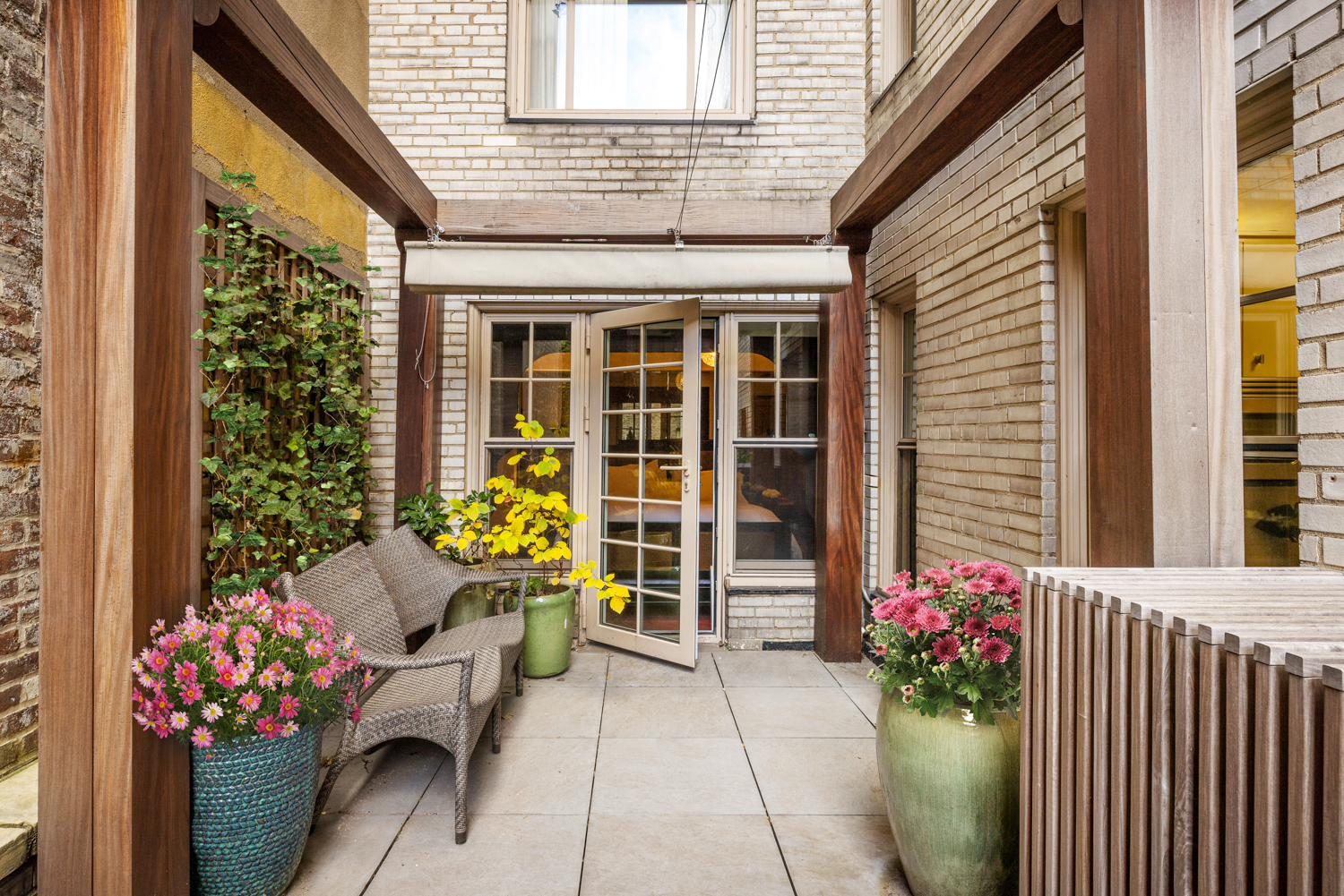 45 Christopher Street, Unit 2E Manhattan, NY 10014 - Photo 8 of 15 a garden view with a seating space