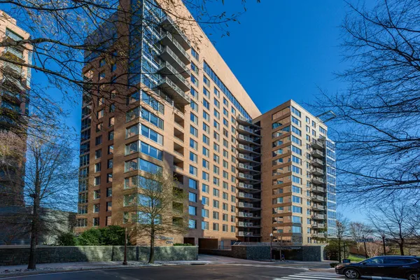$3,500 | 2001 15th Street North, Unit 623, Arlington, VA 22201