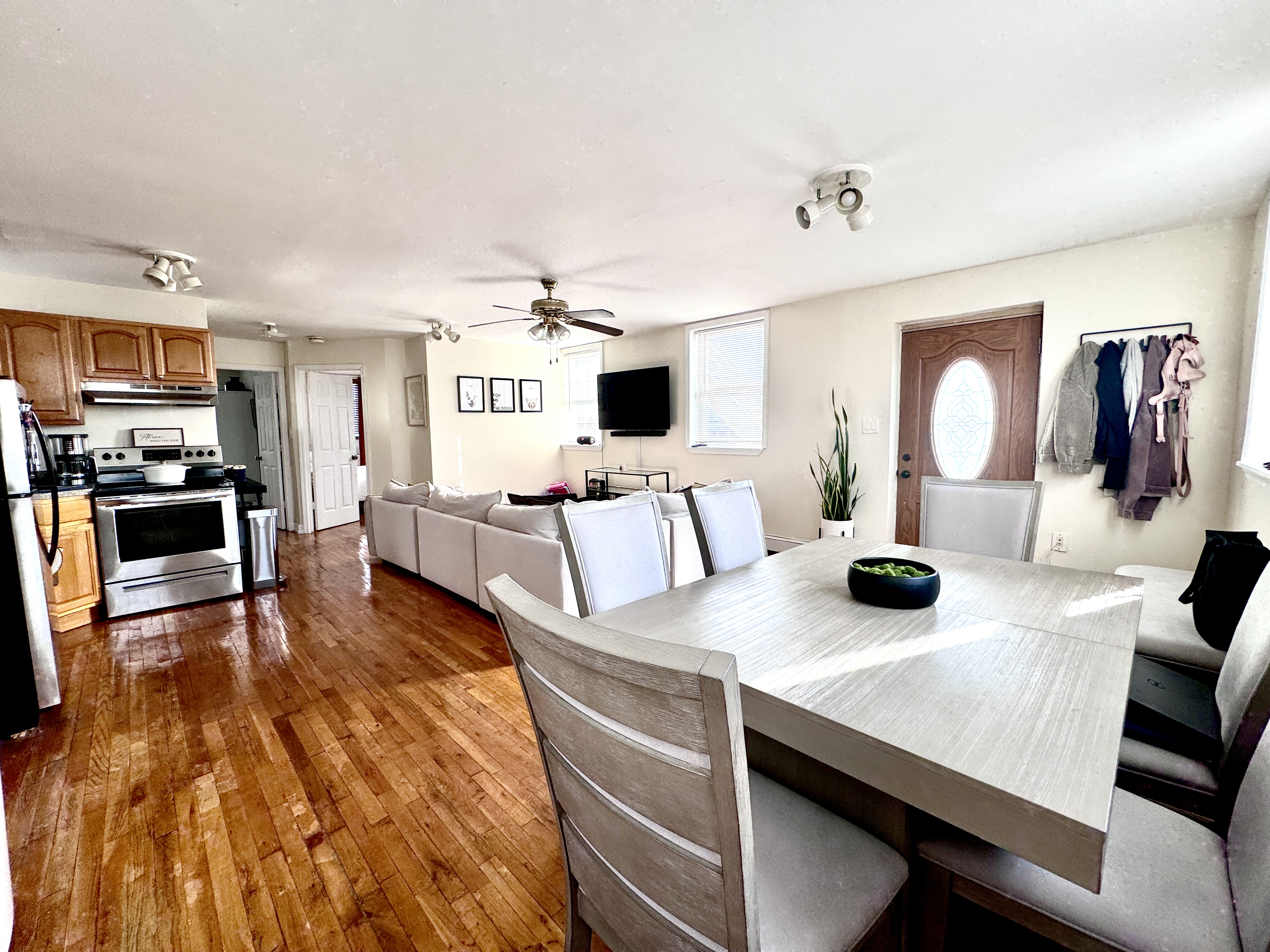 a view of kitchen and dining area with furniture