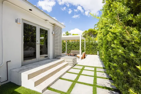 $1,295,000 | 6055 Southwest 38th Street, Miami, FL 33155