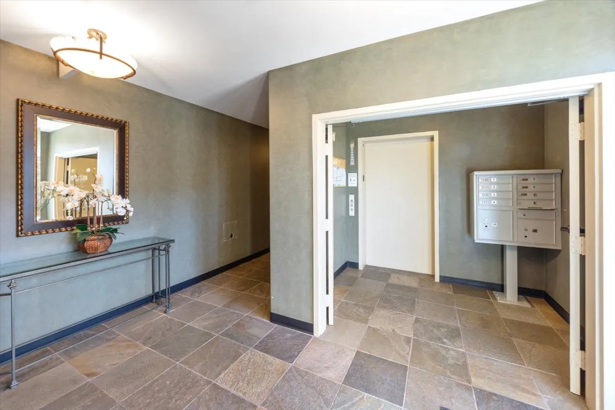 $999,999 | 4394 Farmdale Avenue, Unit 202, Studio City, CA 91604