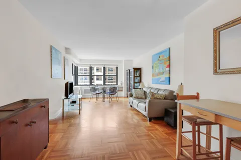 $665,000 | 399 East 72nd Street, Unit 14D | Lenox Hill