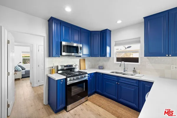 $1,078,000 | 2400 West 74th Street, Los Angeles, CA 90043