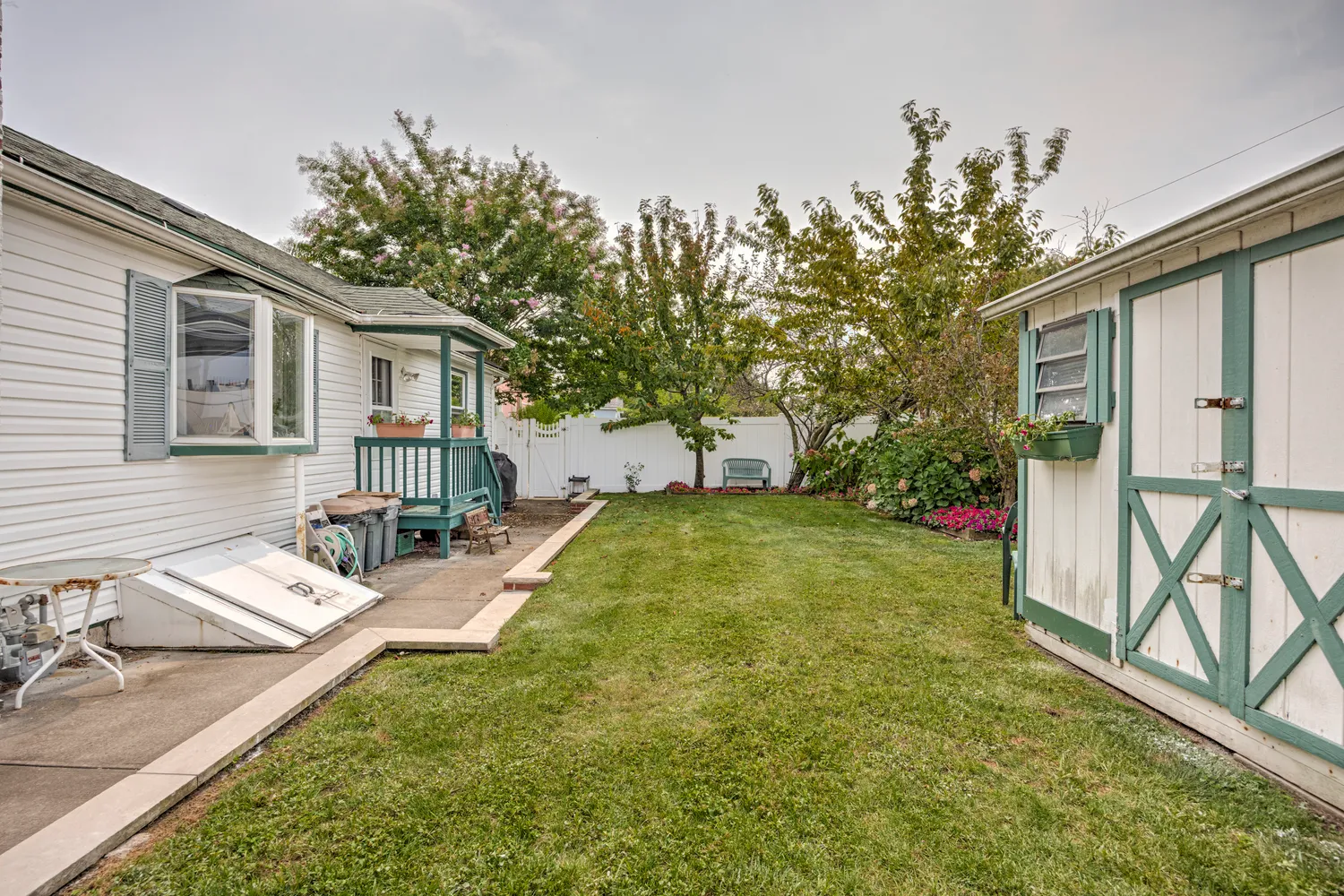 a view of a house with backyard and sitting area