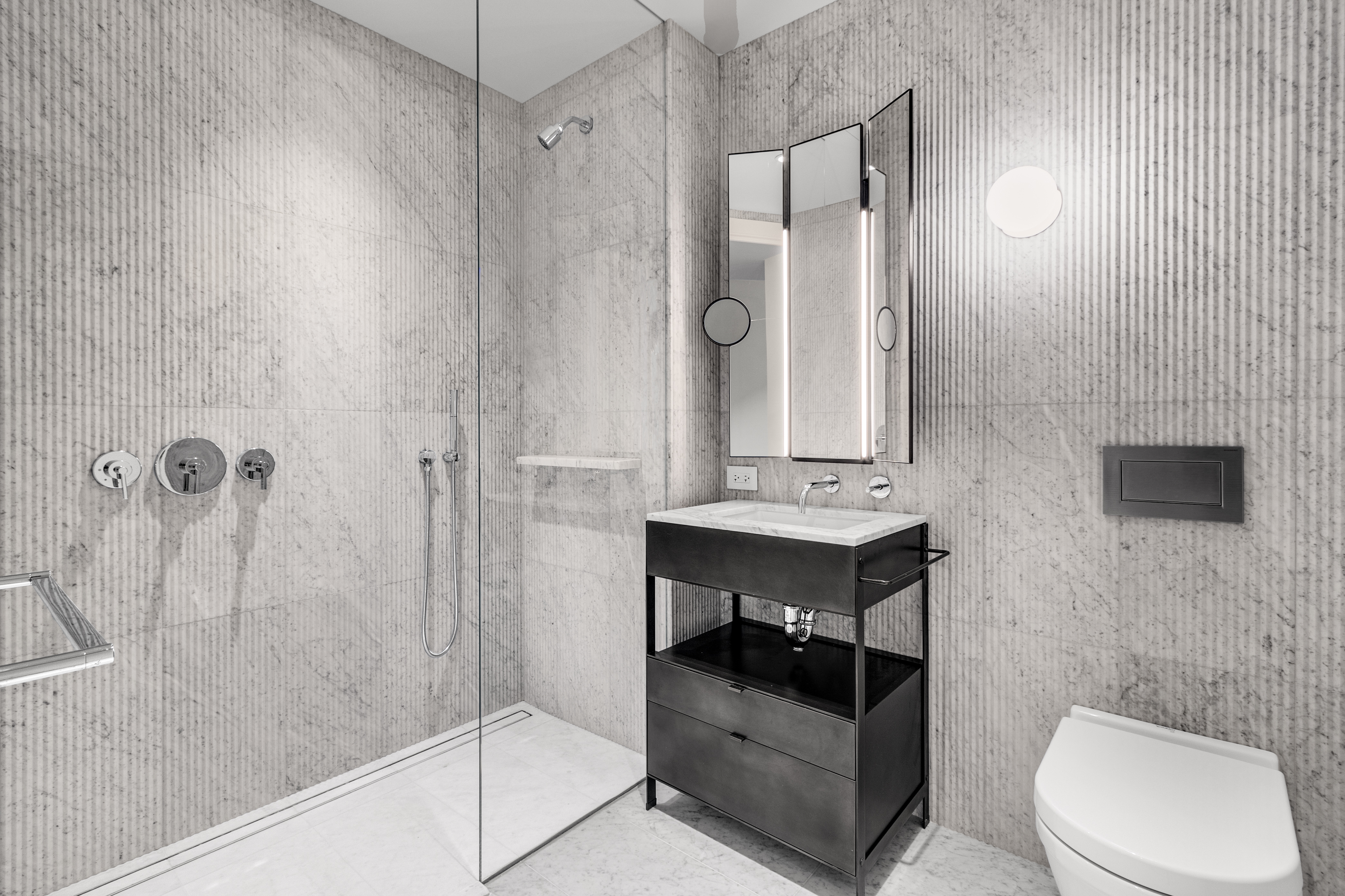 135 East 47th Street, Unit 16F Manhattan, NY 10017 - Photo 3 of 13