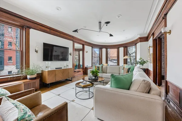 $1,200,000 | 457 West Fullerton Parkway, Unit 2W, Chicago, IL 60614