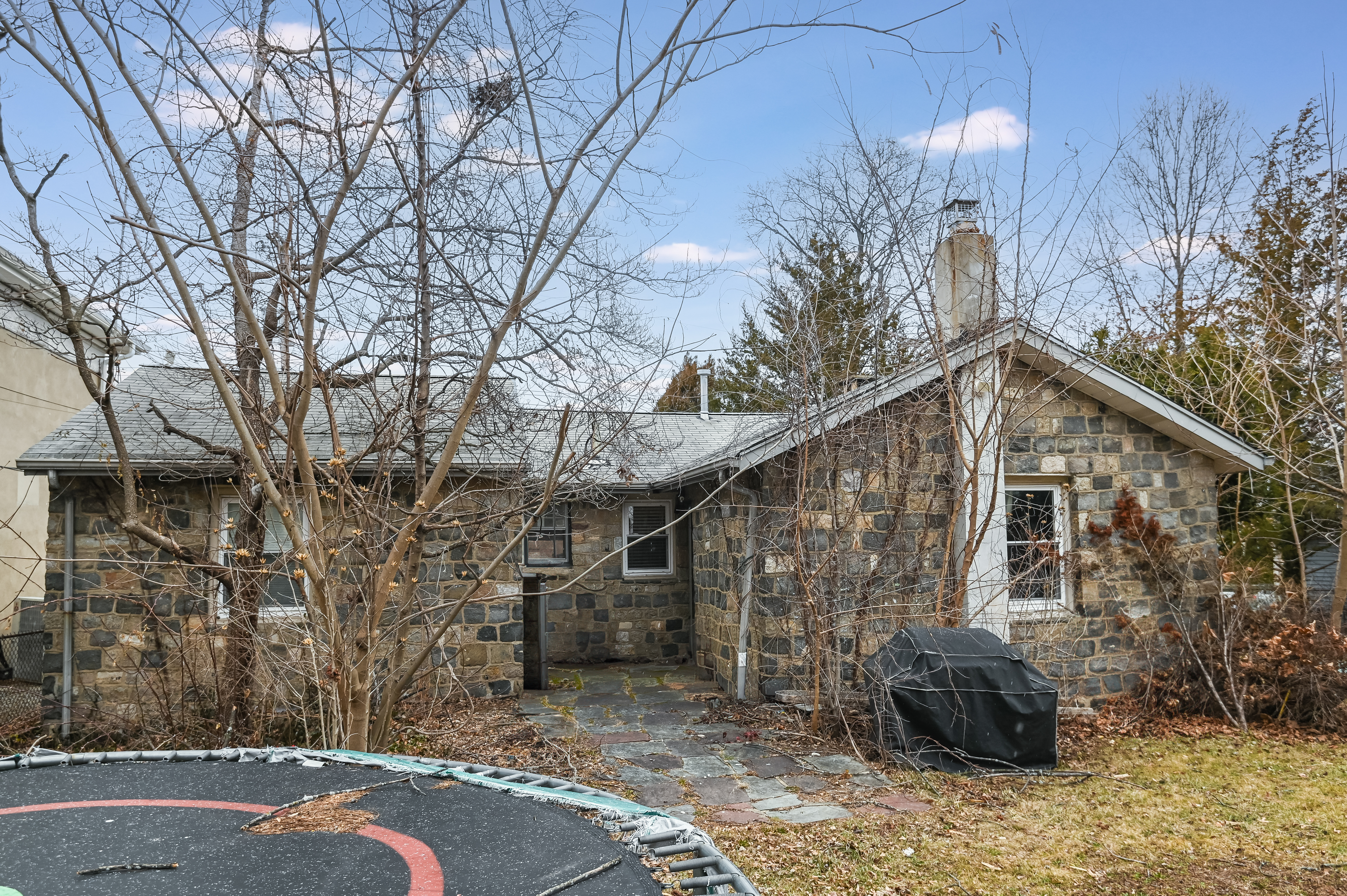 137 Hiawatha Boulevard Lake Hiawatha, NJ 07034 - Photo 6 of 21 a view of a house with a yard