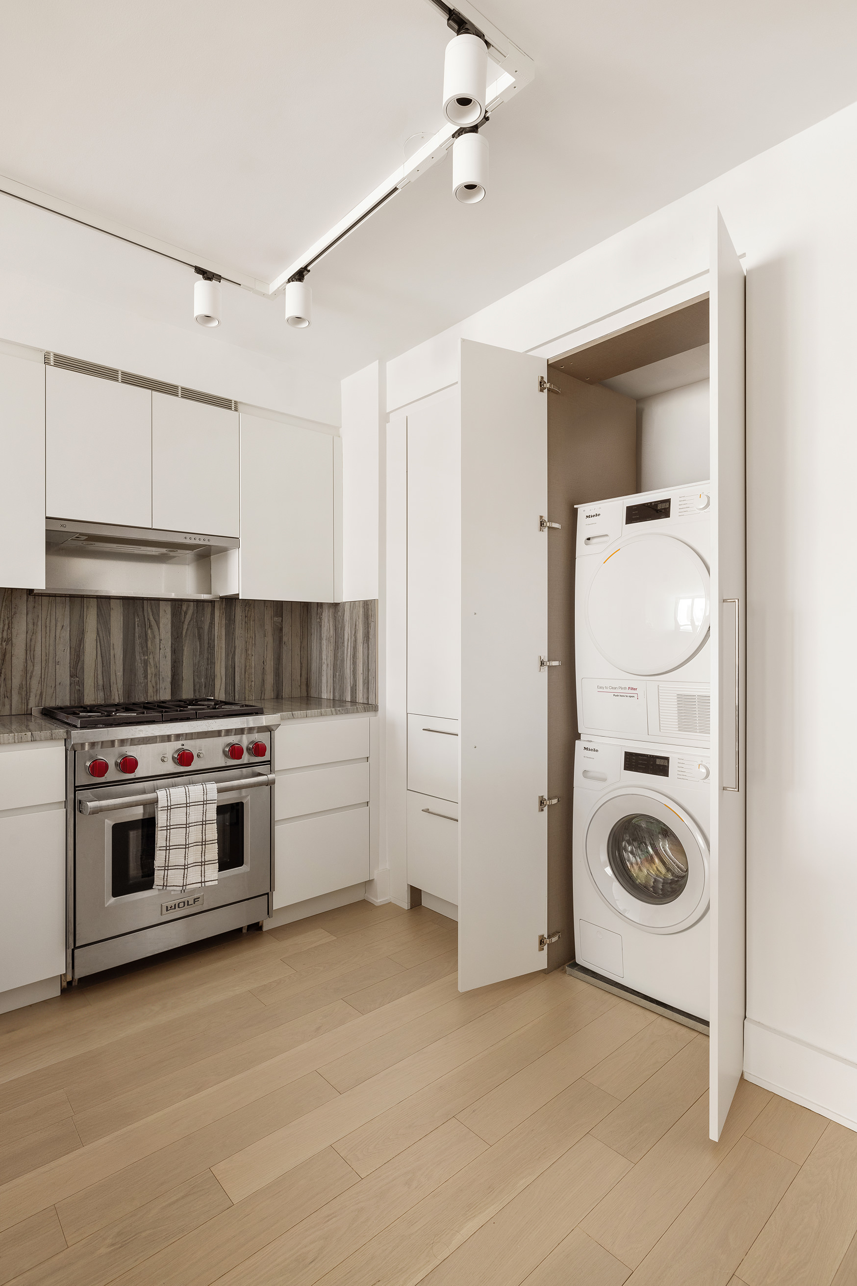 20 River Terrace, Unit 10G Manhattan, NY 10282 - Photo 3 of 21 a kitchen with a stove and a microwave