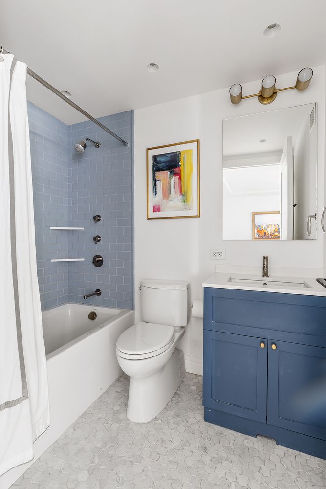 303 Greenwich Street, Unit 8DE Manhattan, NY 10013 - Photo 16 of 20 a bathroom with a toilet a sink and bathtub