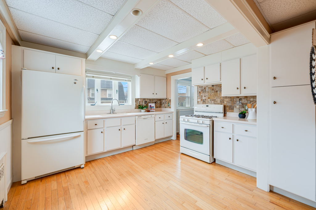 44 Jasper Street Saugus, MA 01906 - Photo 14 of 37