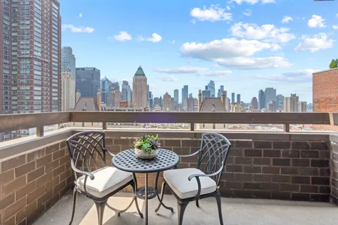 $825,000 | 347 West 57th Street, Unit 27E | Hell's Kitchen