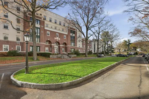 $875,000 | 10 Brooklands, Unit 1H, Bronxville, NY 10708