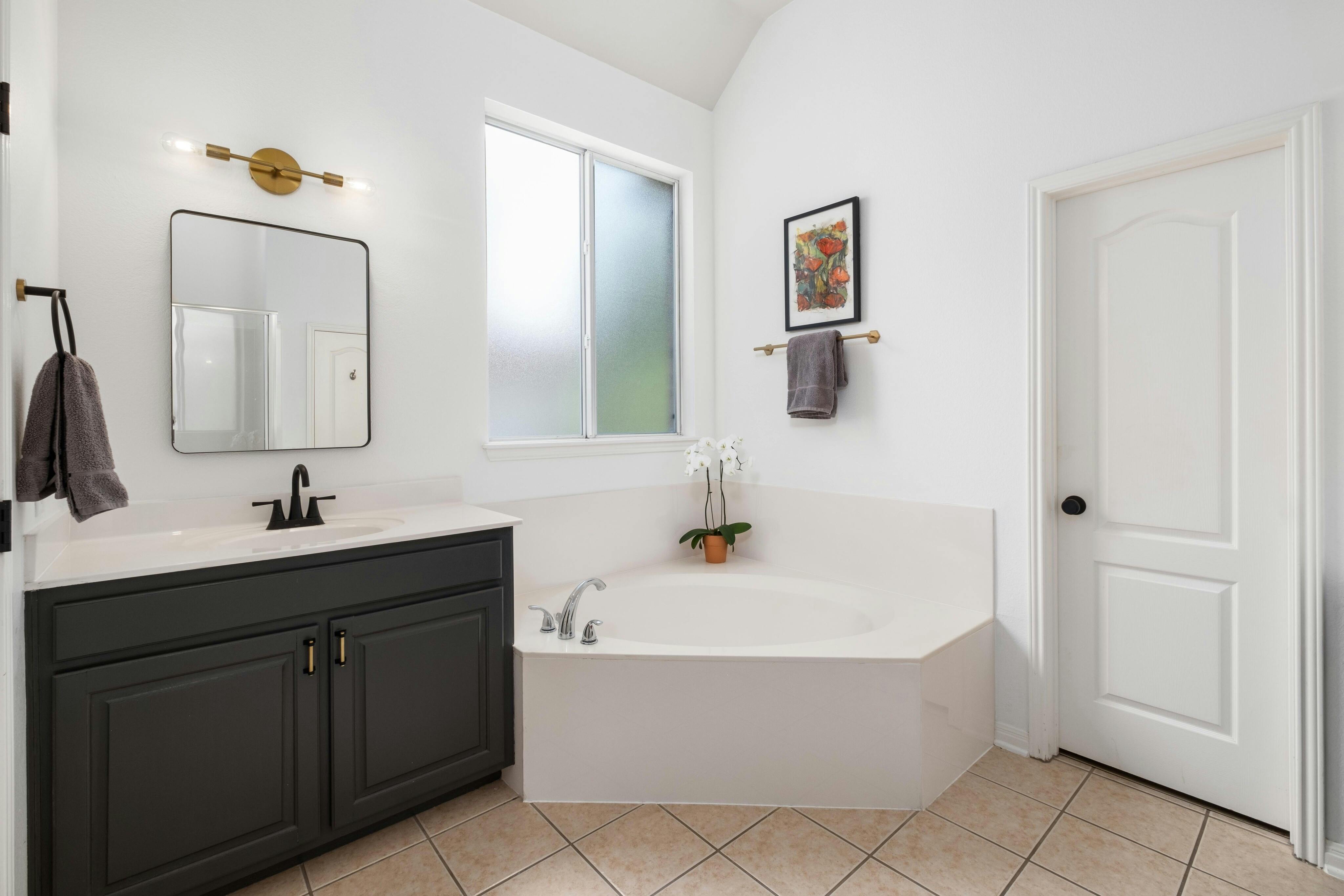 10608 Pointe View Drive Austin, TX 78738 - Photo 19 of 46 a bathroom with a tub sink and mirror